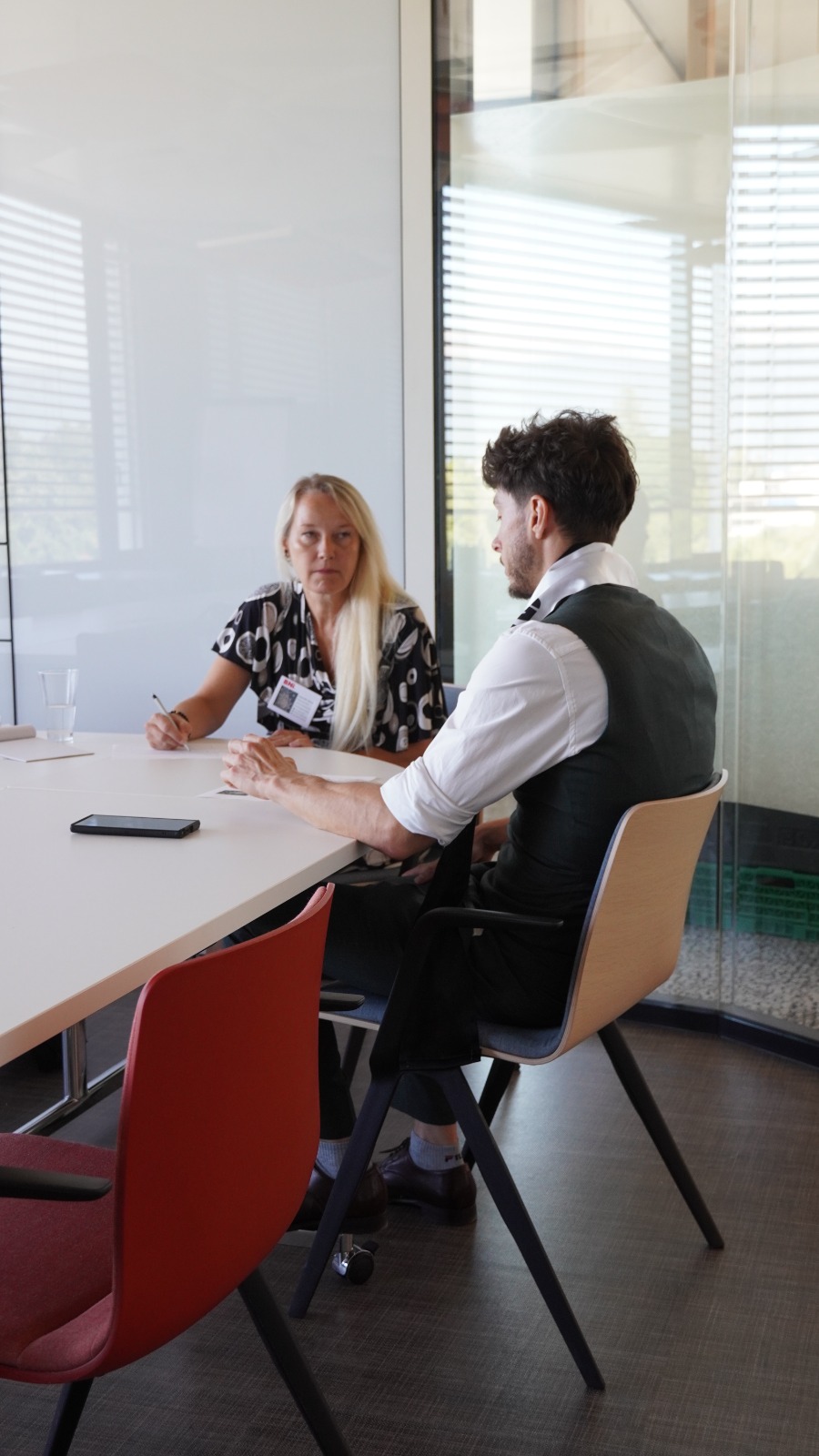 Christine Bret, coach de vie et RH, accueillant un client à Genève